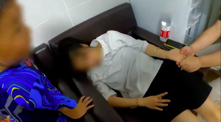 內地一名媽媽因為教兒子功課太勞氣而中毒?