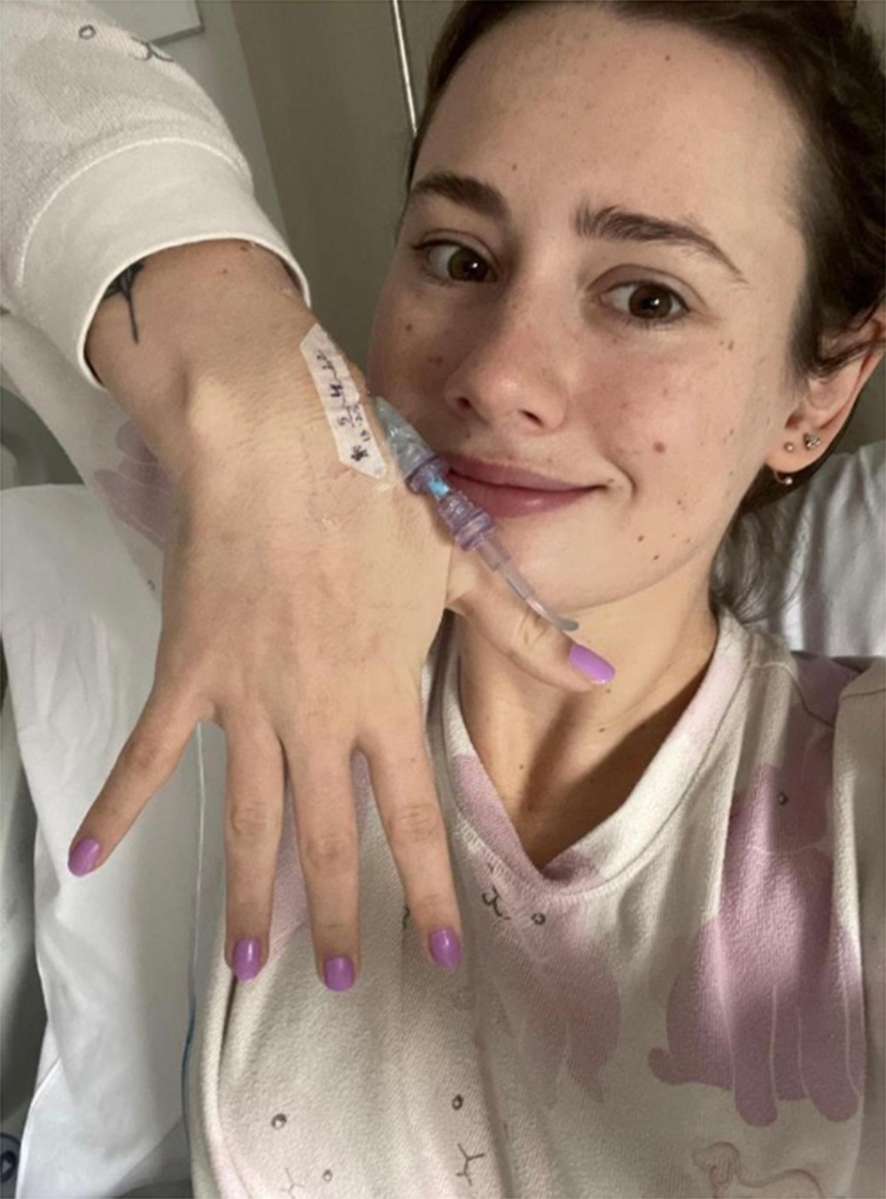 Katie因為嚴重的疼痛，需長期依靠藥物治療。