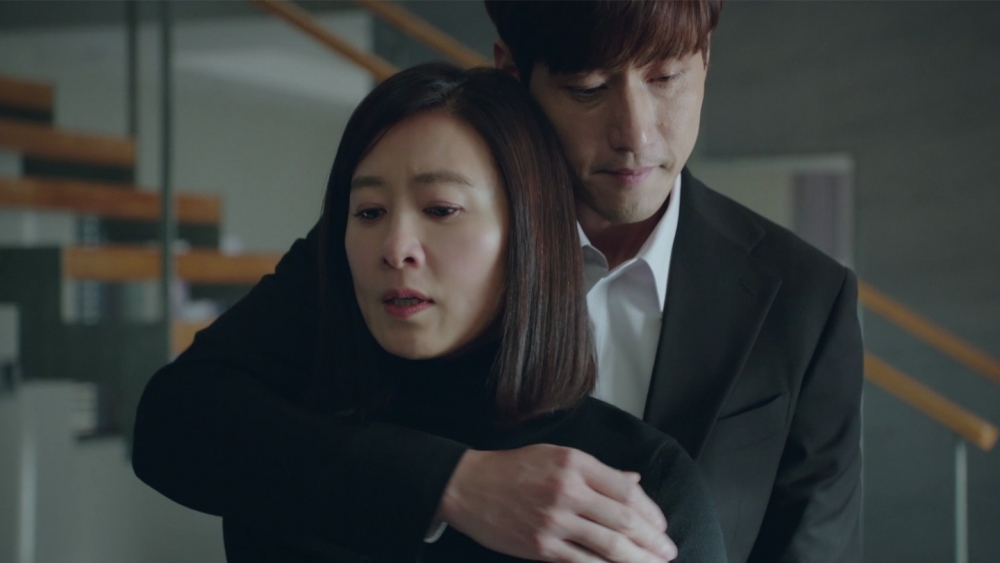 人妻哭訴自己的丈夫因一個醜女而出軌