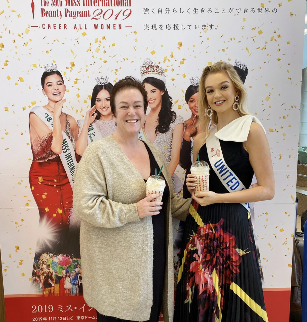 Harriotte的母親為了讓女兒重拾自信，鼓勵她參加選美。