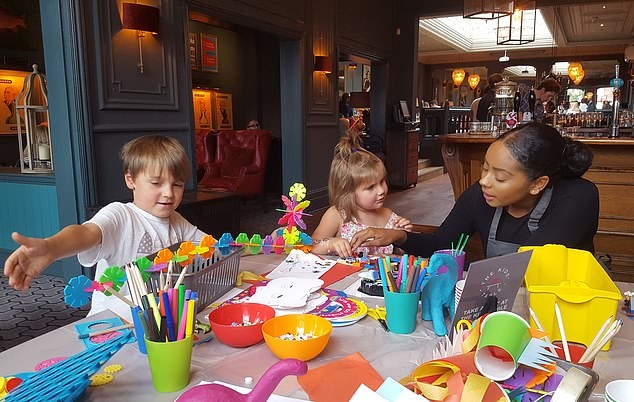 「The Kids' Table」有專業人員提供孩子有趣的手作活動及遊戲。