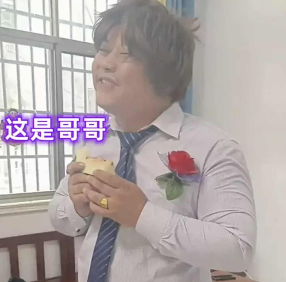 據悉哥哥有智力問題。