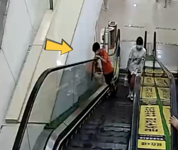 男童與同行姐姐乘搭扶手電梯
