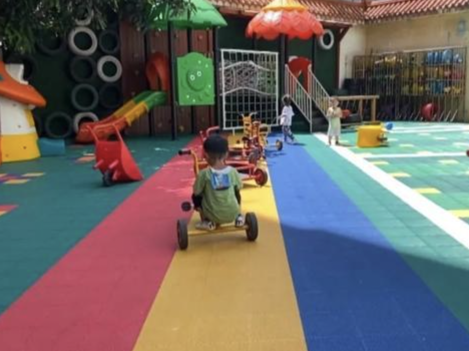 5歲男孩因為非父親親生,因此遭到遺棄。