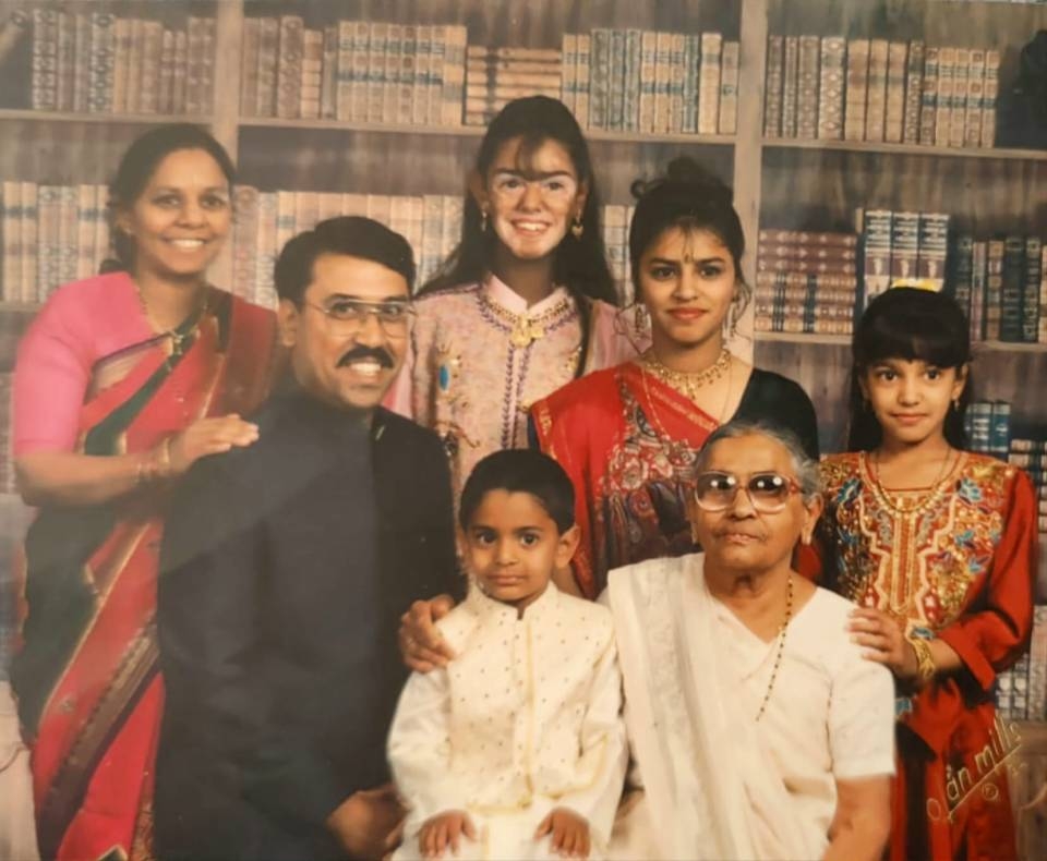 父母為了女兒不惜花錢帶女兒遠赴印度進行治療，對女兒而言卻是痛苦的開始。