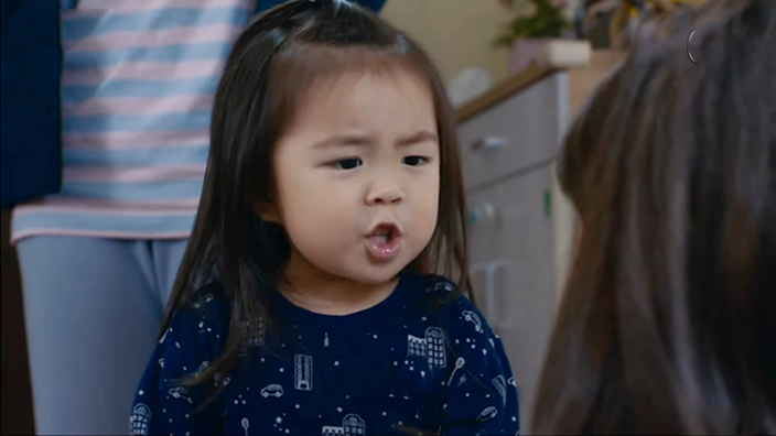 平日最愛爸爸的女兒,突然嫌爸爸無用又無錢。