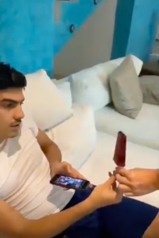 妻子一言不提就將那枝含有驗孕棒的雪條給丈夫吃