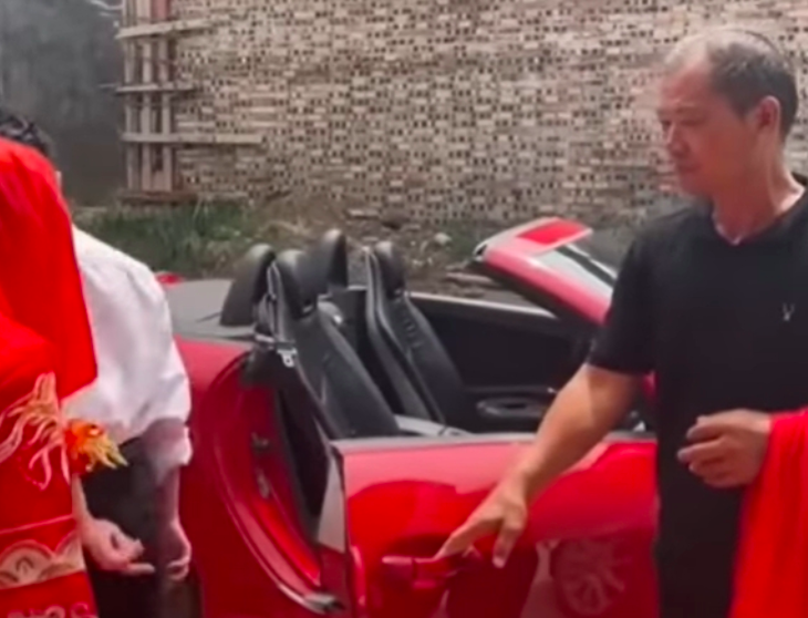 新娘身穿紅色旗袍。本應被新郎迎接到一台紅色跑車上