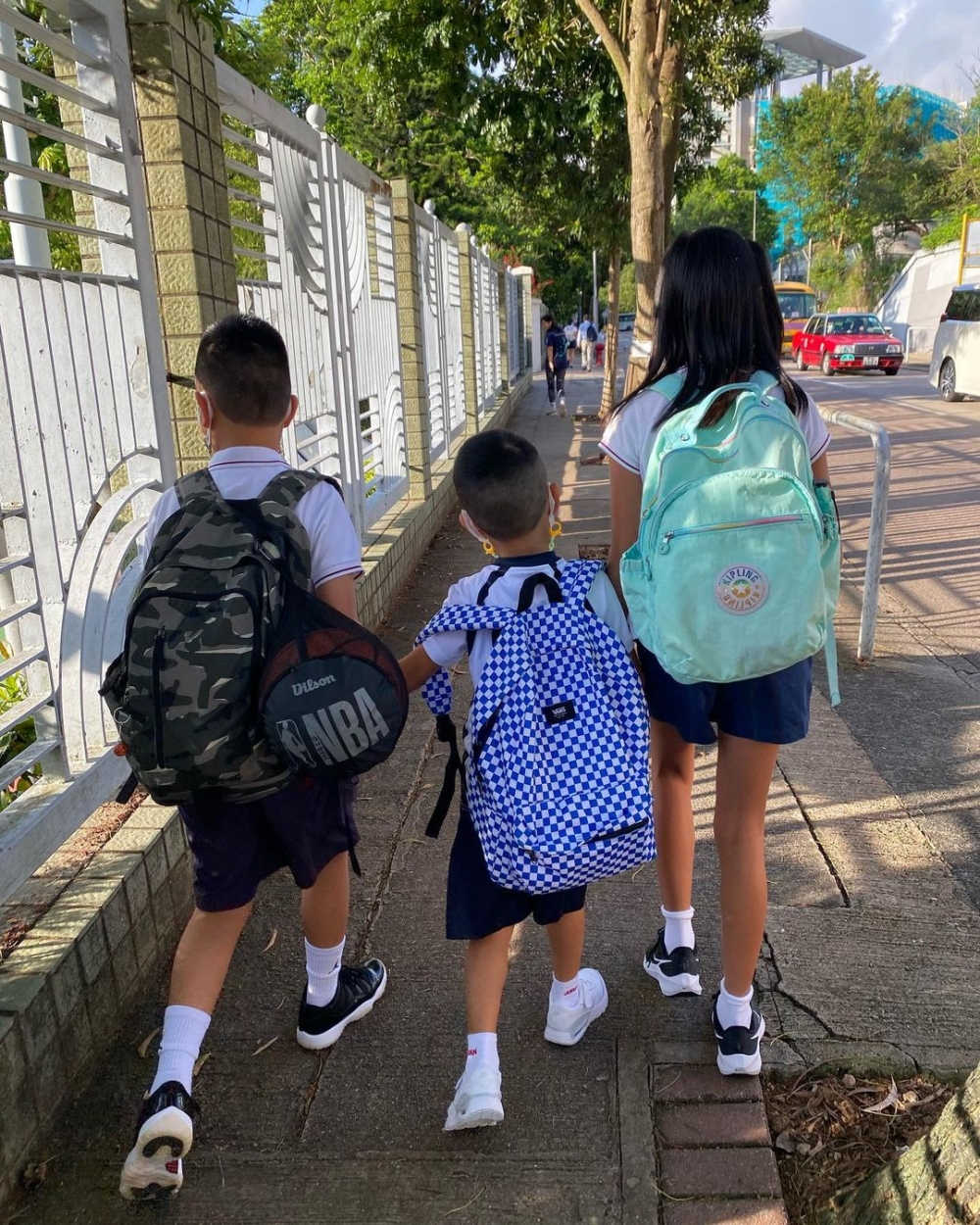 3姐弟感情要好。