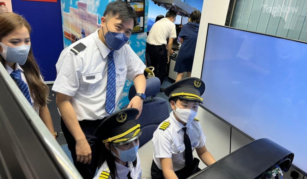 由現役航空公司的機組人員或飛行執照持有者親身講解飛行理論及操作