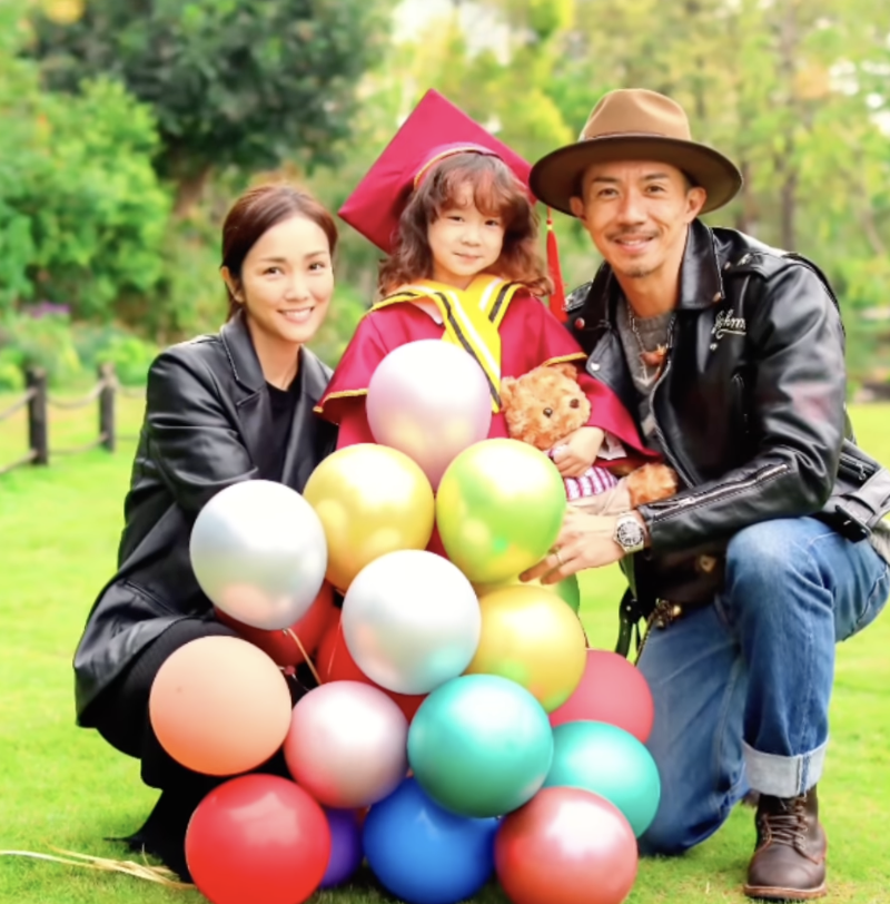 謝安琪夫妻和囡囡一齊拍畢業相。