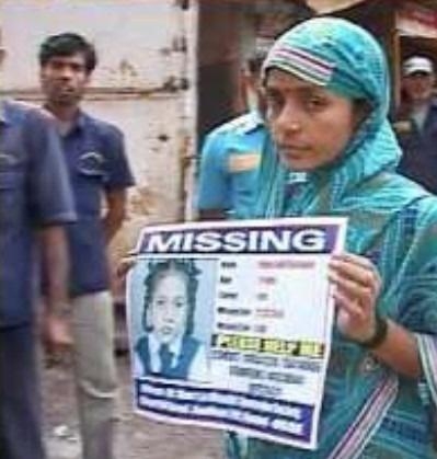 Pooja的家人尋獲不果,感到非常沮喪。