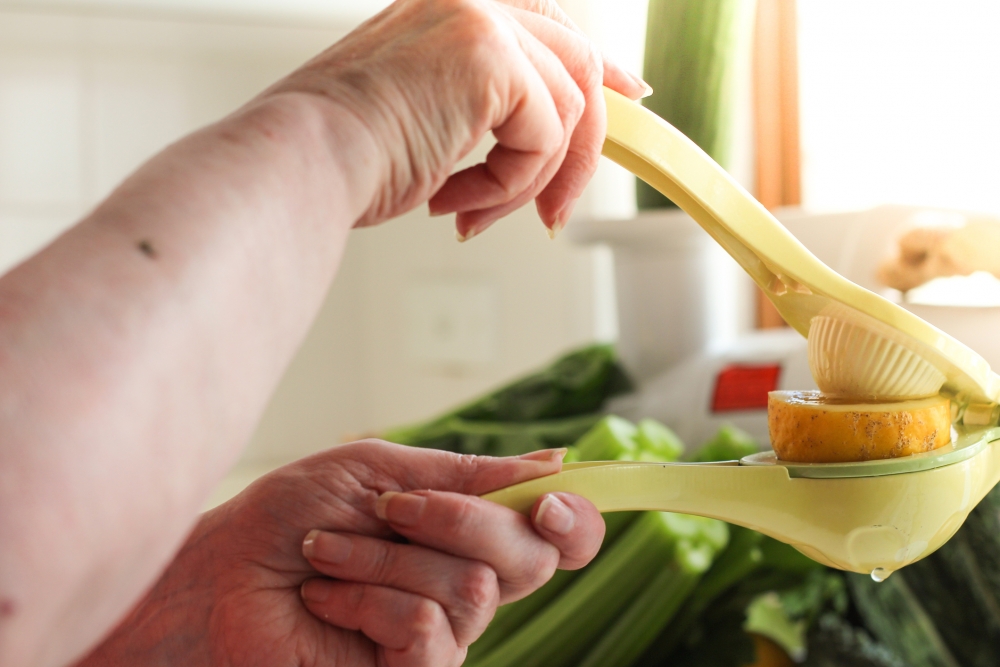 由於爸爸對檸檬過敏,所以女兒之後每次都會在食物裏加上檸檬汁