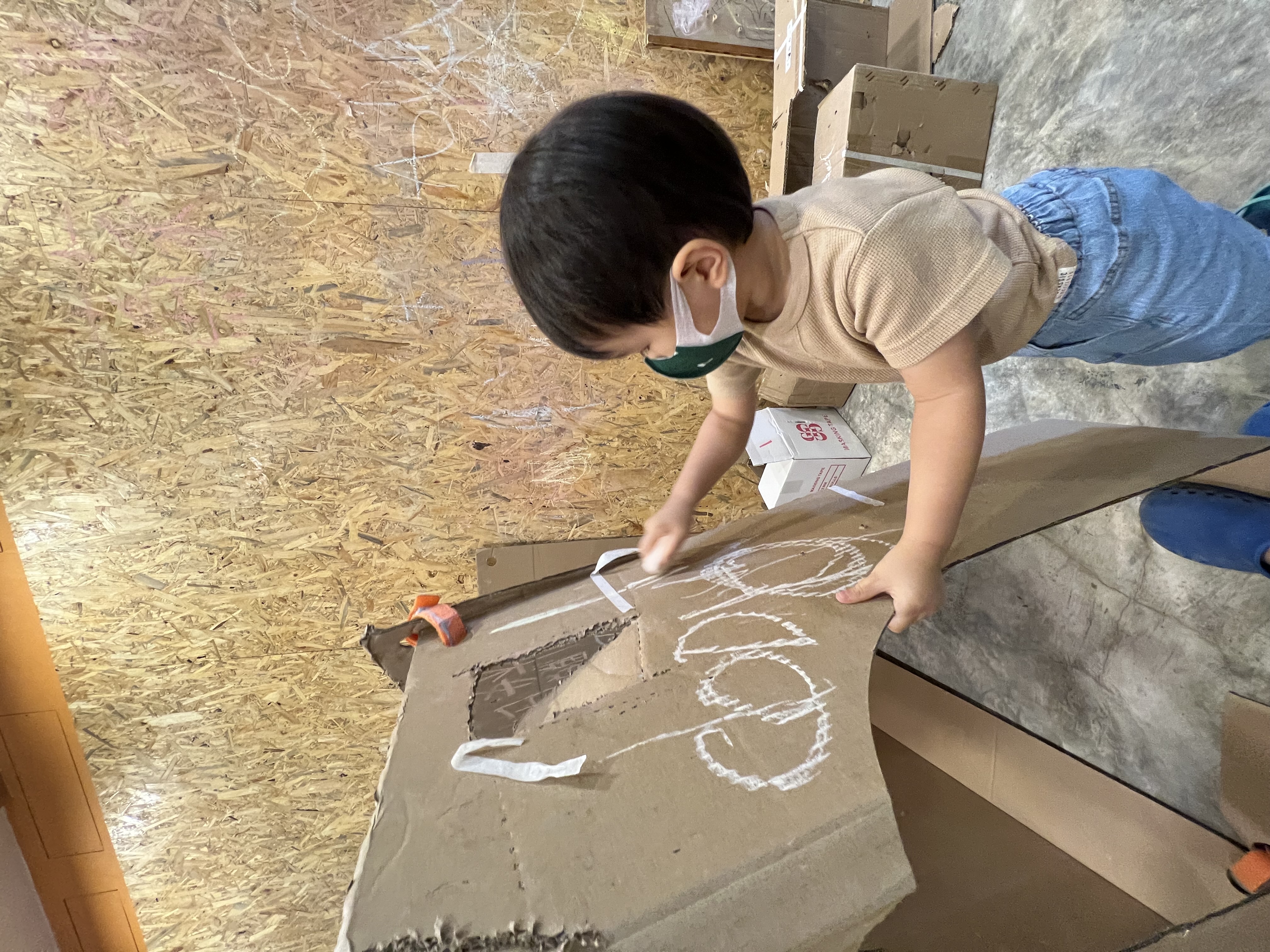 紙皮箱是不錯的遊戲玩具