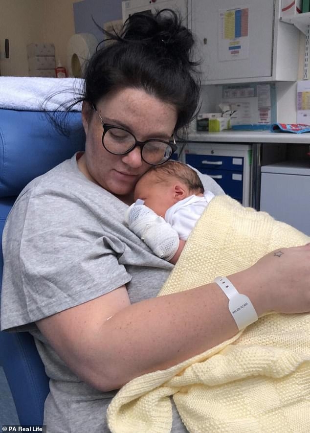 母親最早發現兒子異常。