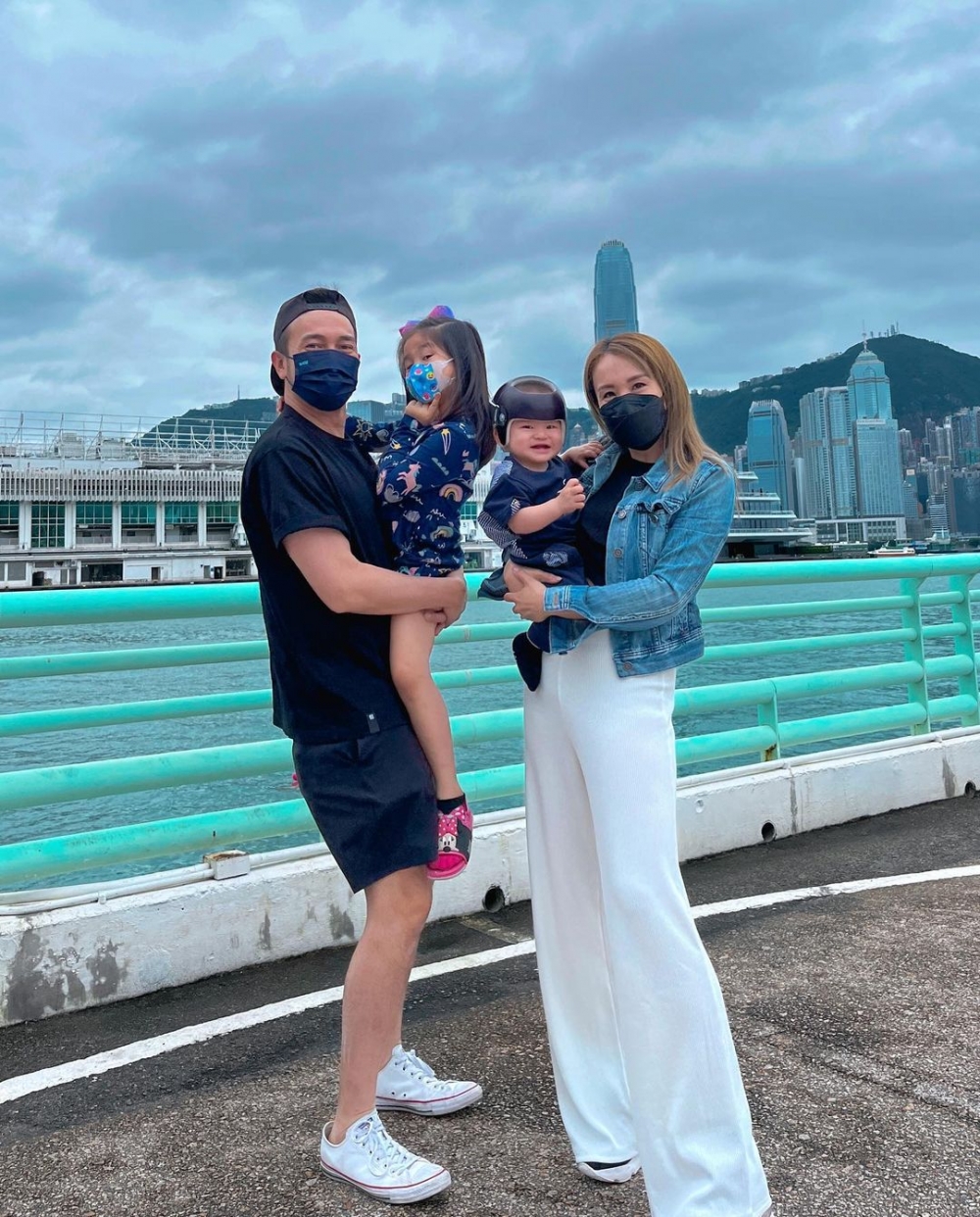 楊洛婷表示,不少人都詢問為何她的兒子要戴頭盔。