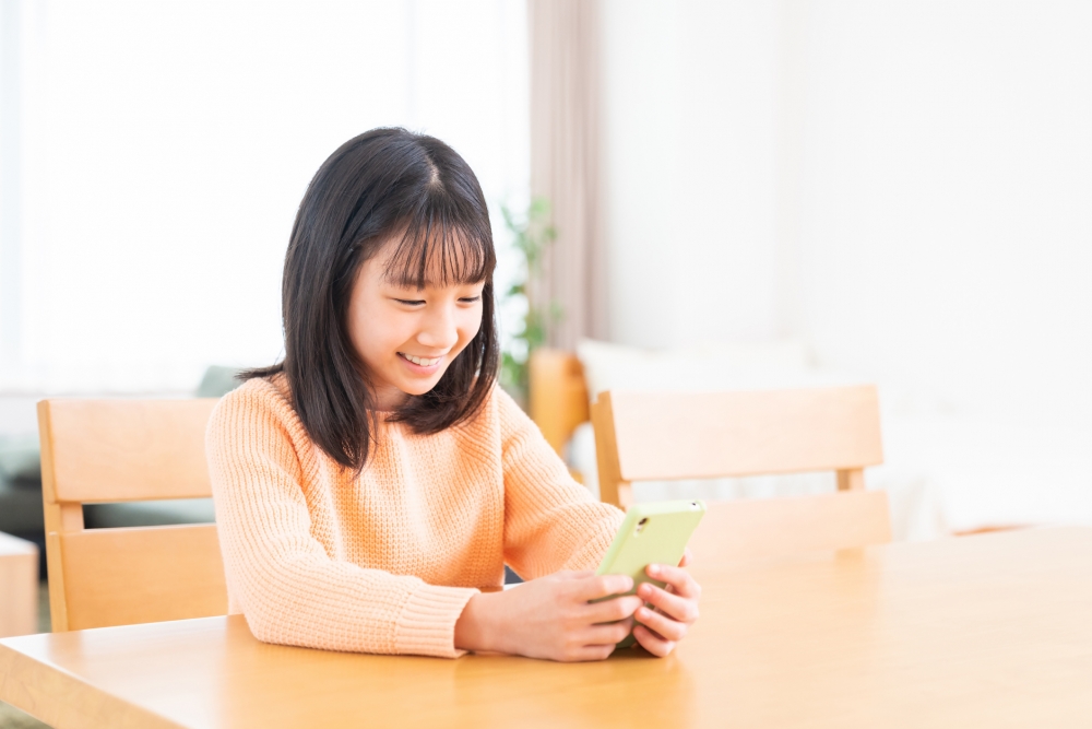 父親發現女兒暑假一直玩手機，荒廢學業。