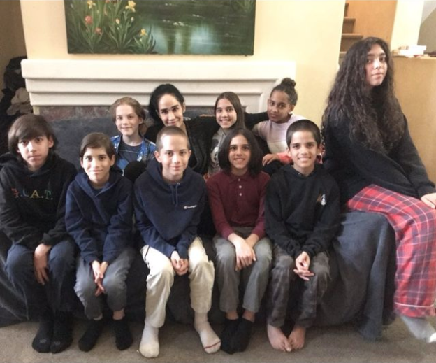 Nadya為了讓孩子有一個良好的成長環境,立刻帶他們農村生活。