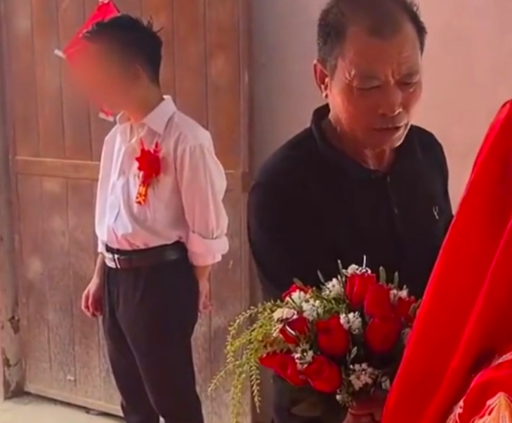 只見新郎不知所措，唯有呆呆地站在門口