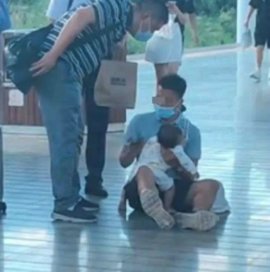 內地一名爸爸獨自帶孩子搭高鐵,下車時寶寶卻暈倒過去。