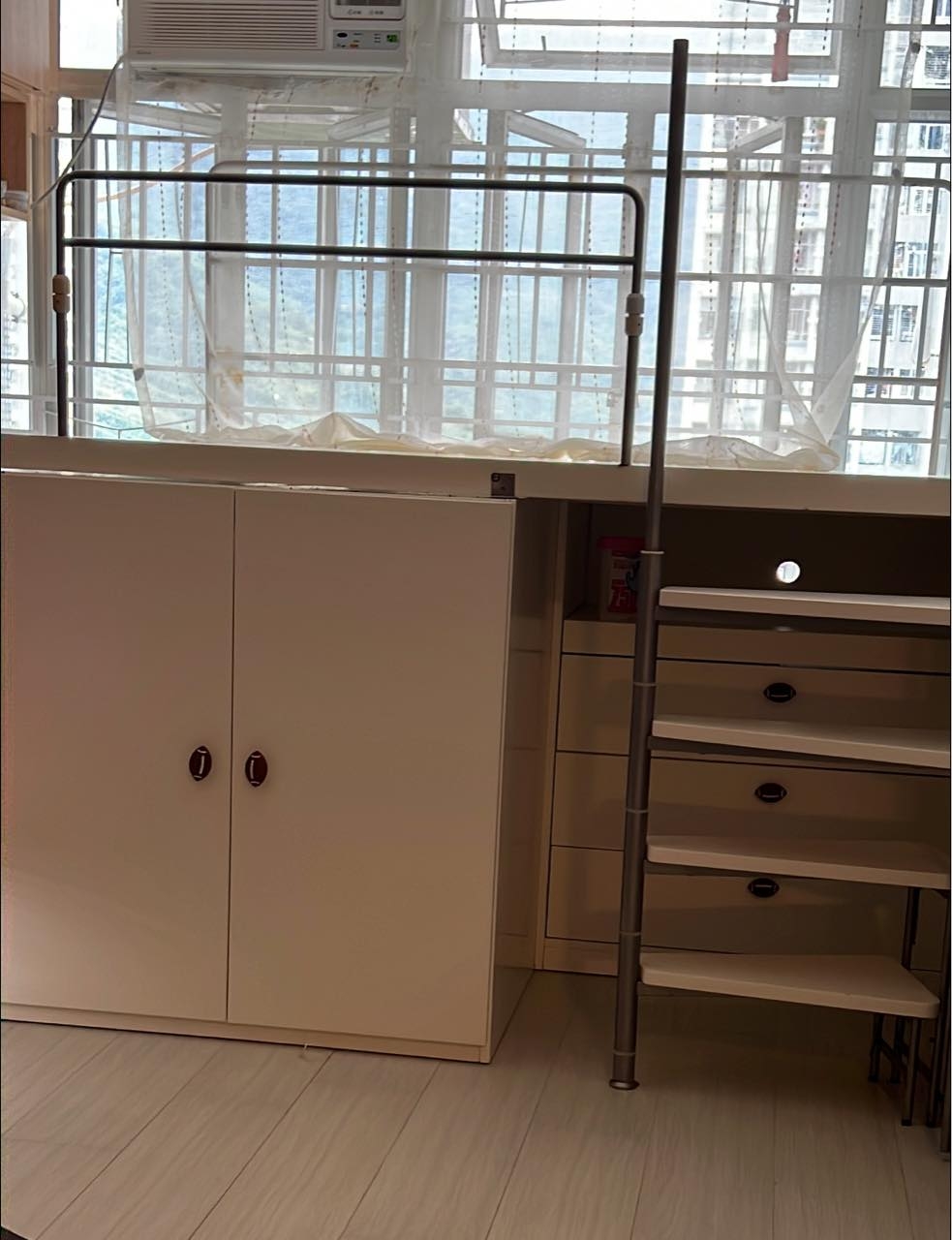 媽媽勉為其難自己動手拆除家中的上格床架