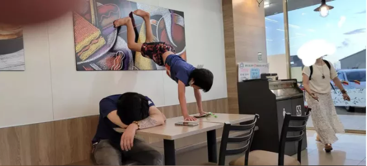 事主在便利店驚見一名小孩子在桌子上倒立,其父親在旁睡眠也不阻止孩子