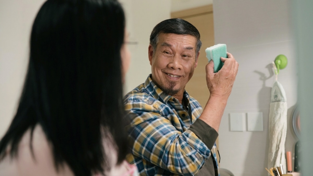 不少網民紛紛羨慕媳婦能有一個體貼的老爺