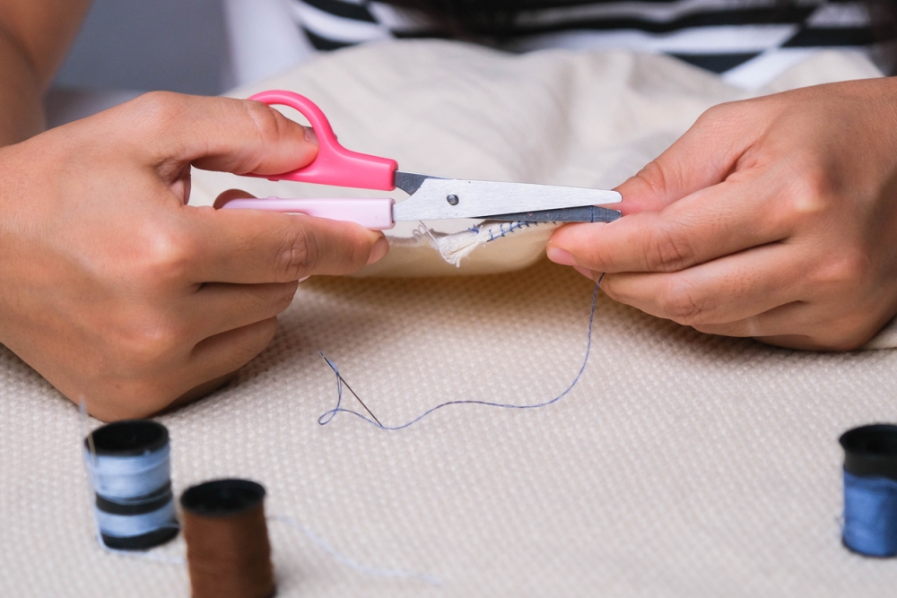 想不到婆婆利用女兒的舊裙，製成兩條吊帶裙送給孫女。