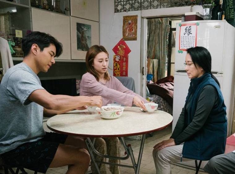 家中的收入來源由母女倆負責，女兒認為應由媽媽放棄其工作