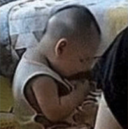 寶寶在好奇心驅使下竟將自己的便便放進口中。