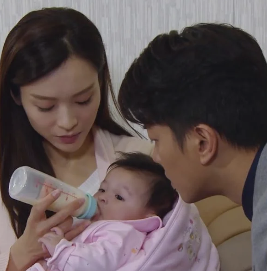 夫妻婚後關係恩愛，不久妻子更懷孕產下第一個孩子