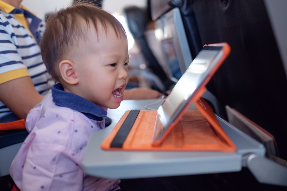 在女事主座位後方的小孩不斷哭鬧和狂踢她的椅背