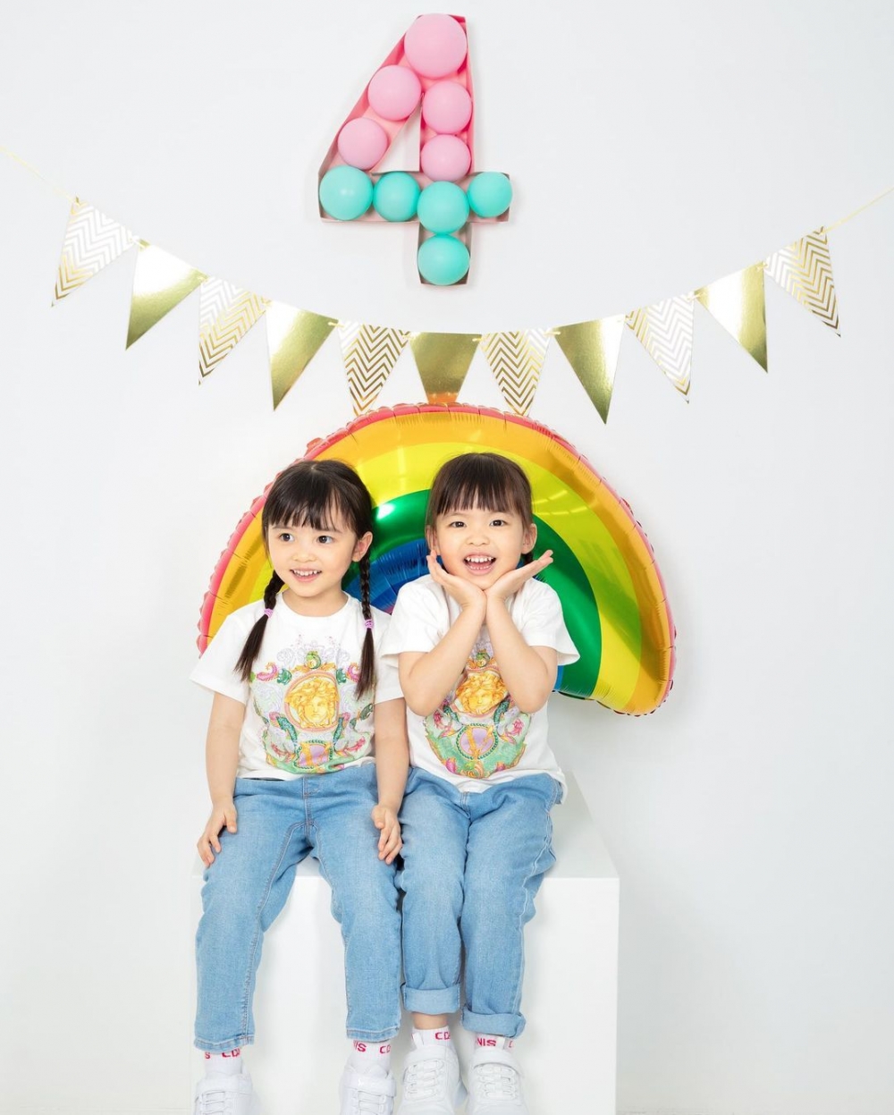 已滿4歲的雙胞胎女兒Kaylor跟Lyvia。