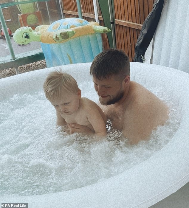 Ronnie的爸爸會陪他嬉水。