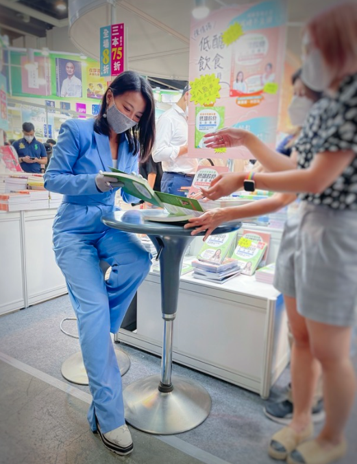 陳倩揚的新書在剛過去的書展中,連續6日登暢銷書榜首。