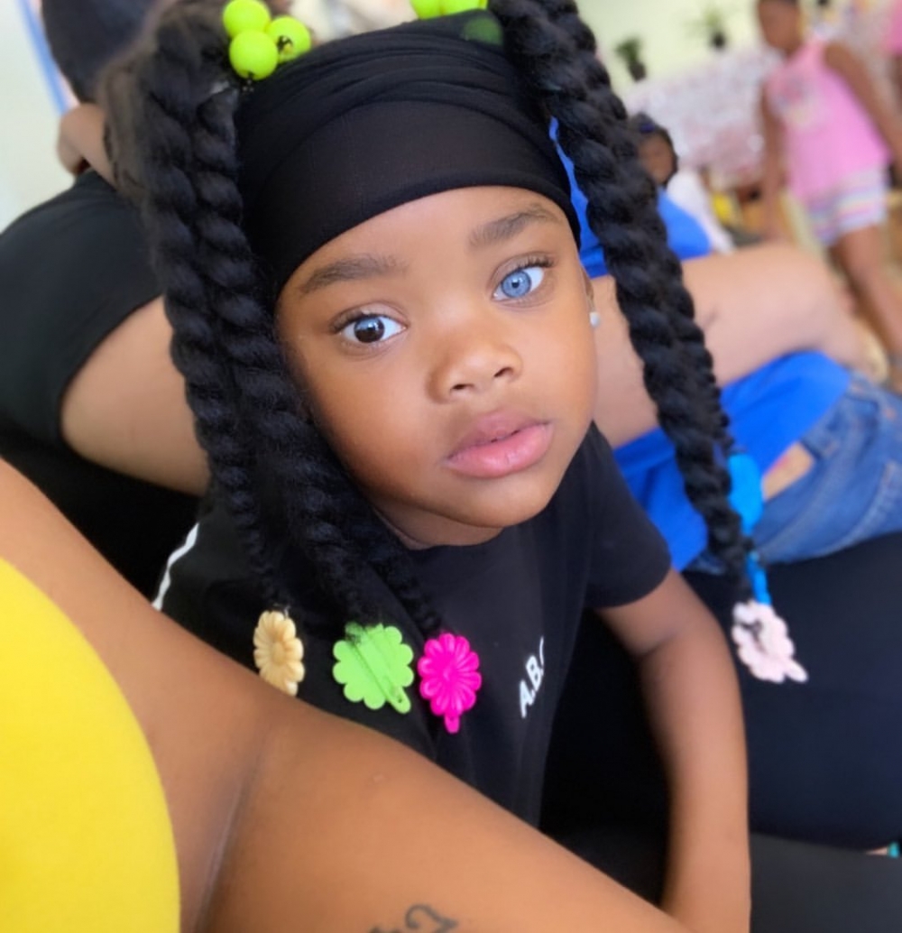 妹妹Morgan的異色瞳成為個人特色。