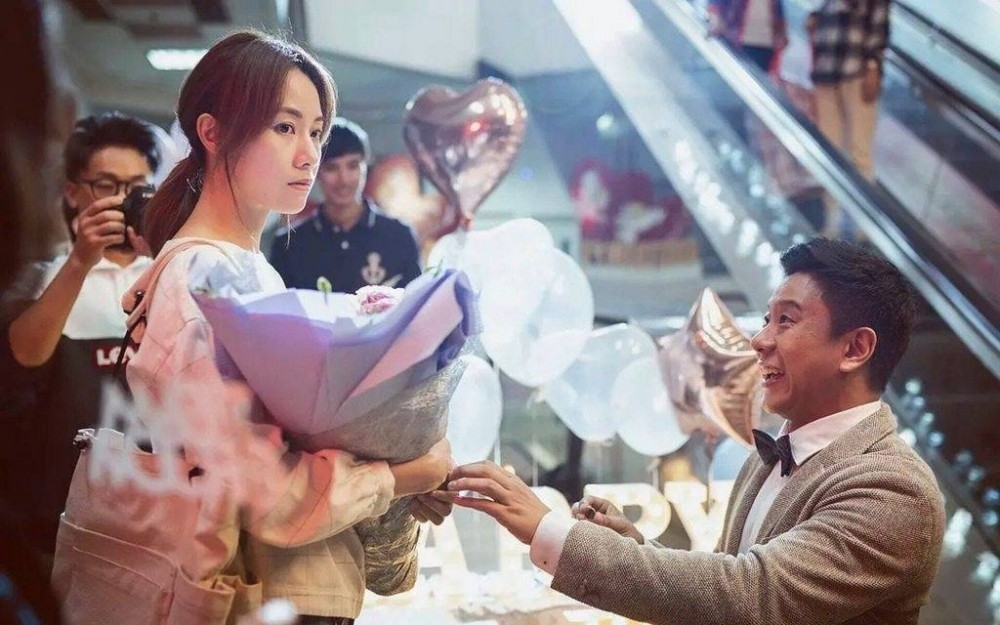 其他網民認為求婚戒指太貴重的話會讓他們很有負擔。