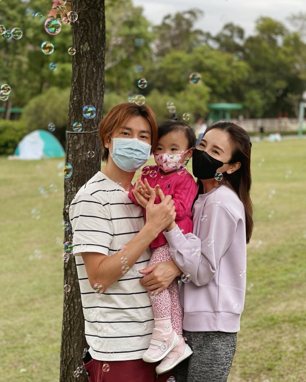 雨僑和羅力威帶女兒Harper到公園放電。