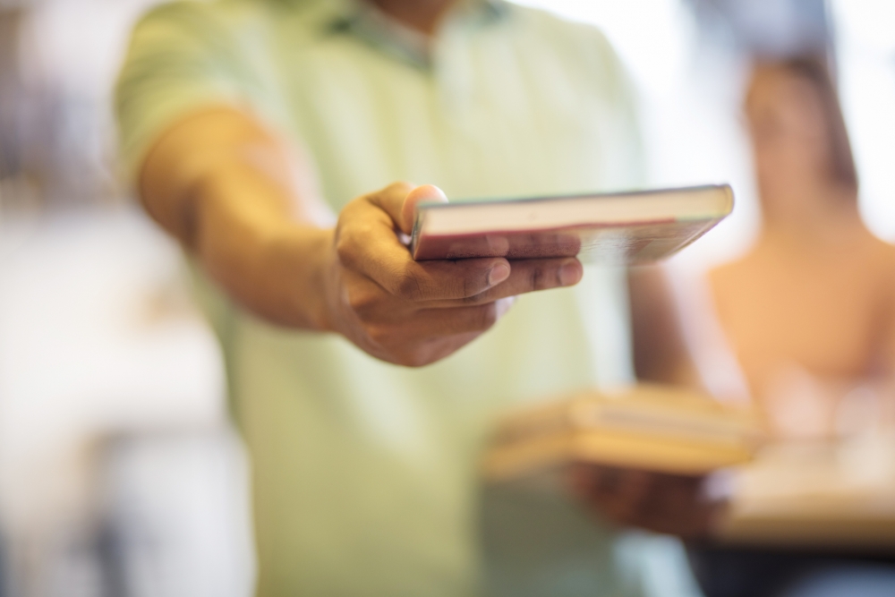 弟弟想到好辦法，那就是送一本育兒書給姐夫，提醒他擔起父親及老公責任。