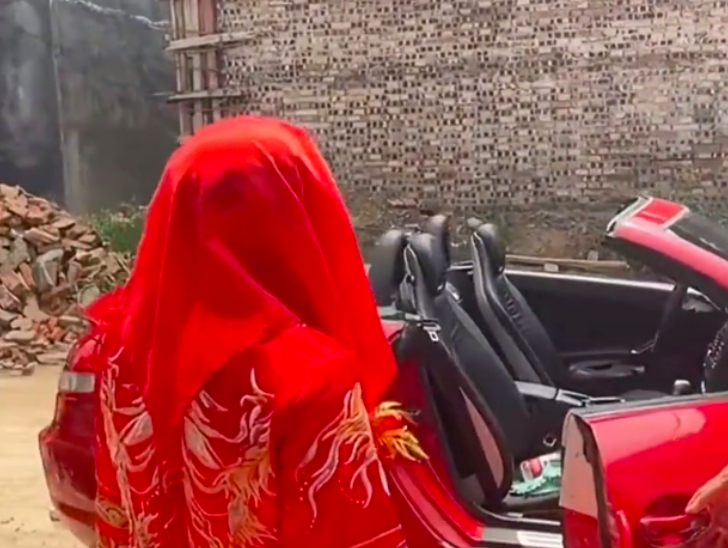 新娘在親家的苦苦哀求下挪動了腳步