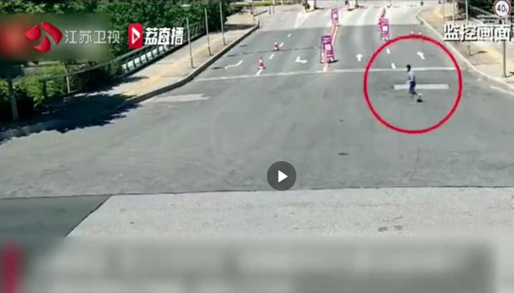 男童獨自在街上執樽執了2小時。