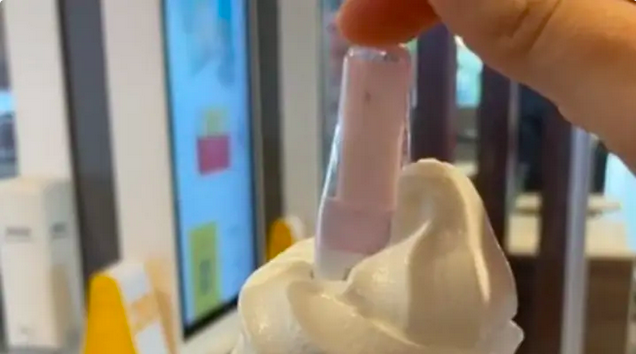 女子將驗孕棒塞進快餐店的雪糕裡