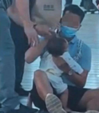 爸爸見寶寶無意識不知所措。