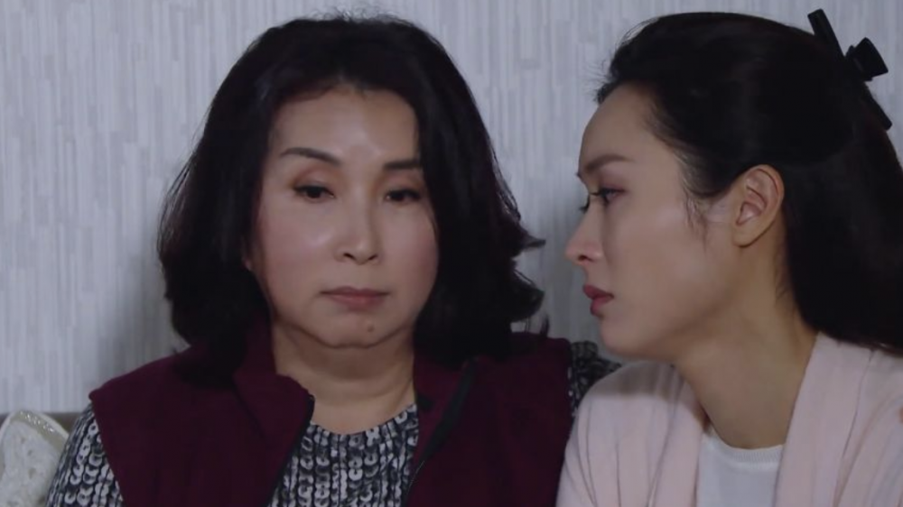 母親這時才向妻子解釋相中男子正是其父親