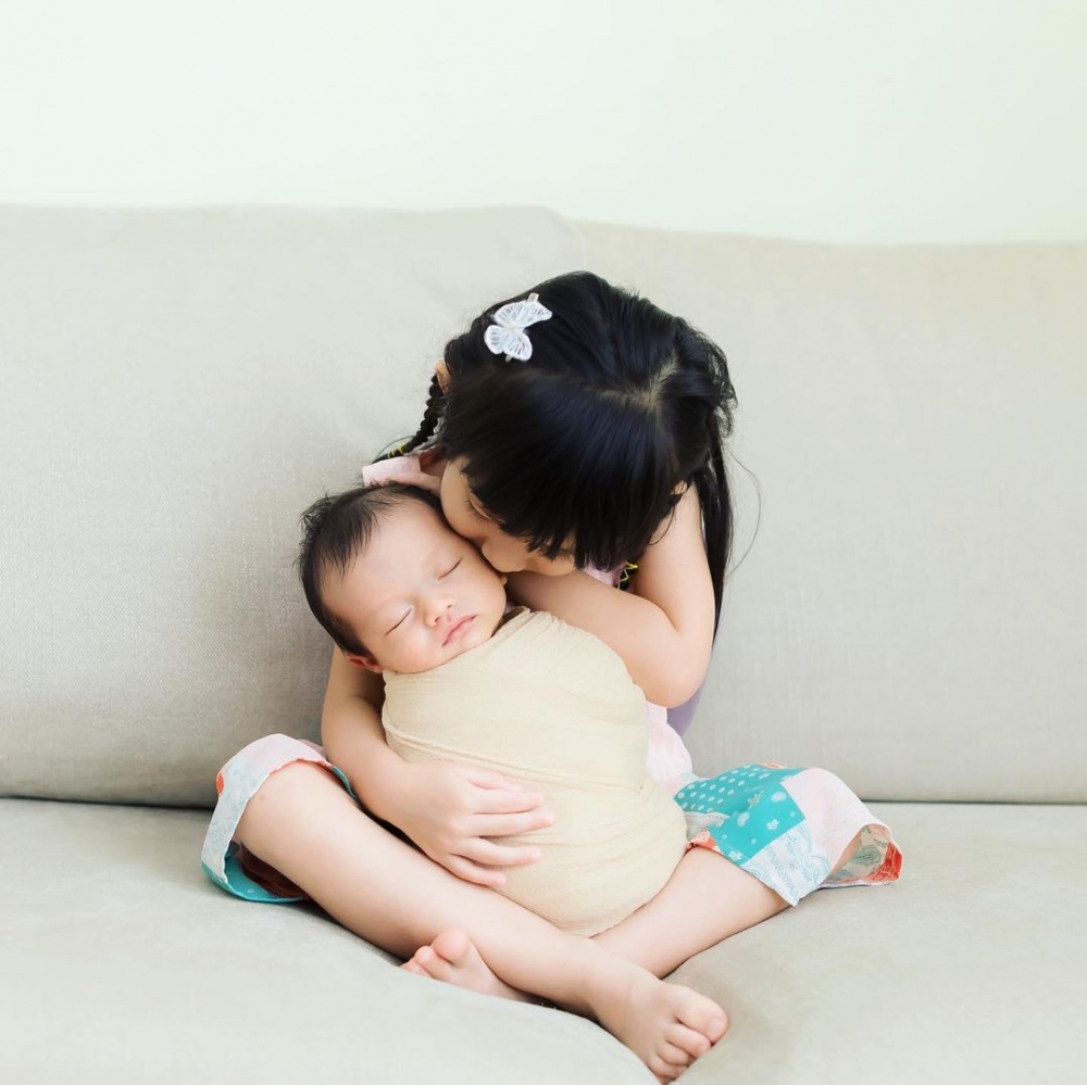 吳日言與丈夫Barry誕下一子一女