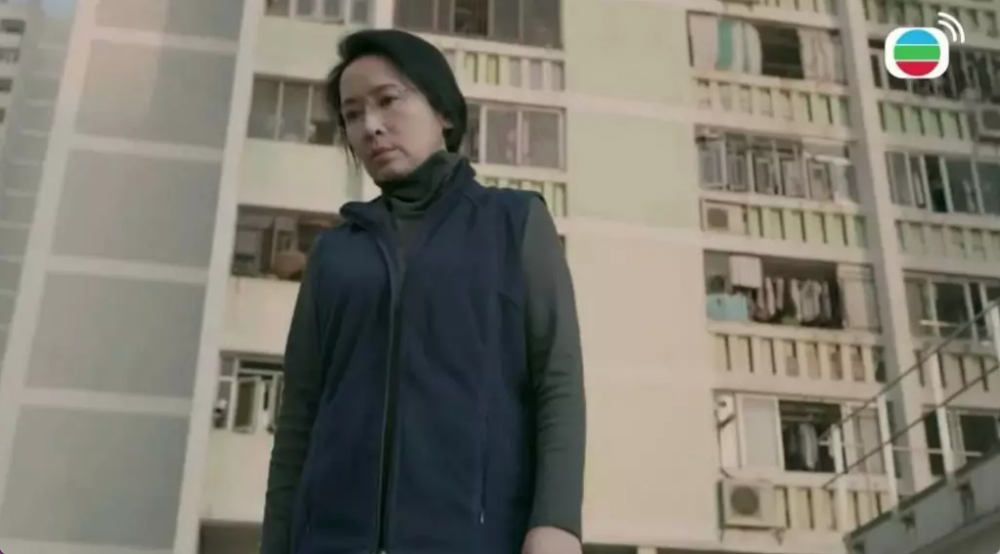 有網民認為在房屋供不應求的香港，勸喻女兒放棄工作較好