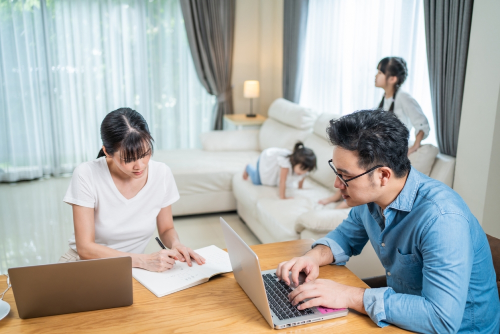 叔仔女兒在屋企「惡晒」，父母都不理會。