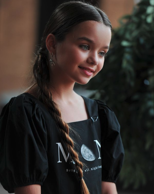 11歲的Anna仍然像真人版洋娃娃。