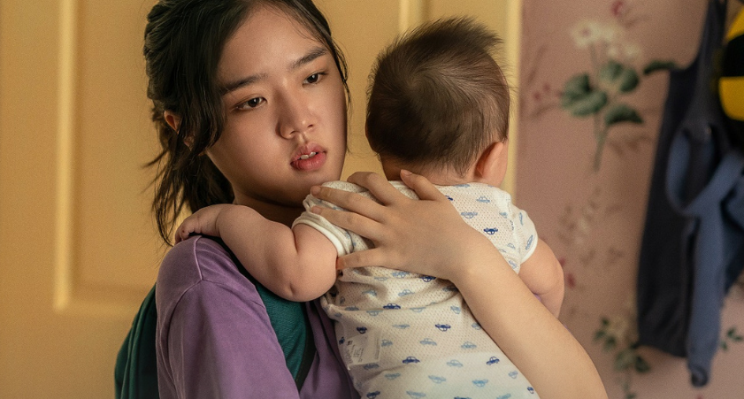 班長打開房門,讓妻子抱著兒子進場