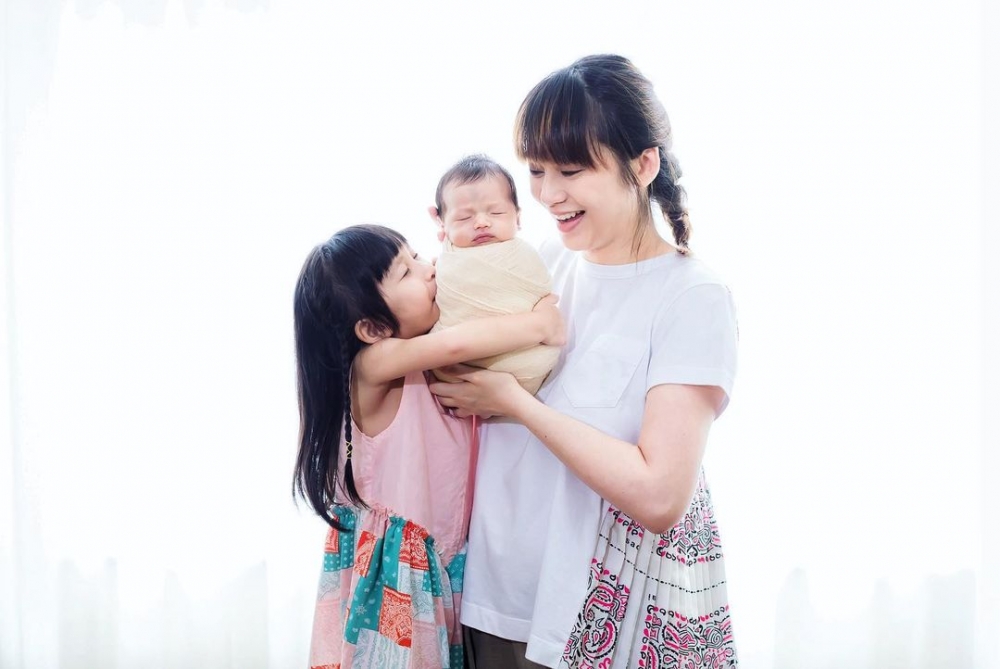 媽媽努力令兩姐弟開心成長
